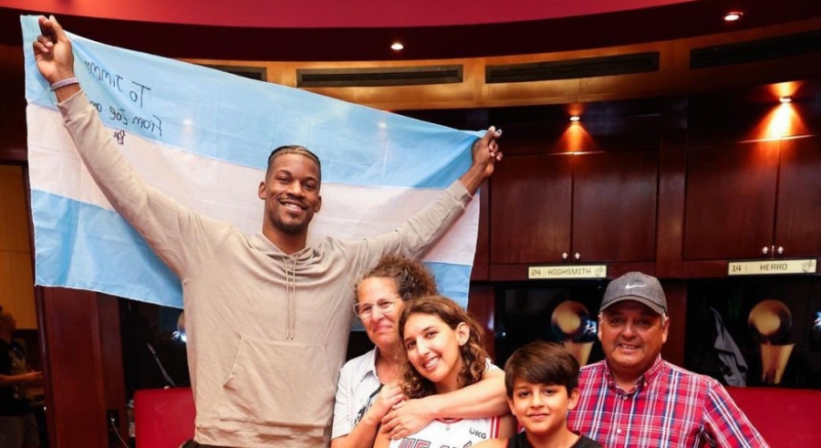 Ταξίδεψε 7.000χλμ, δεν είδε το είδωλό του να παίζει αλλά πήρε δώρα για μια ζωή!