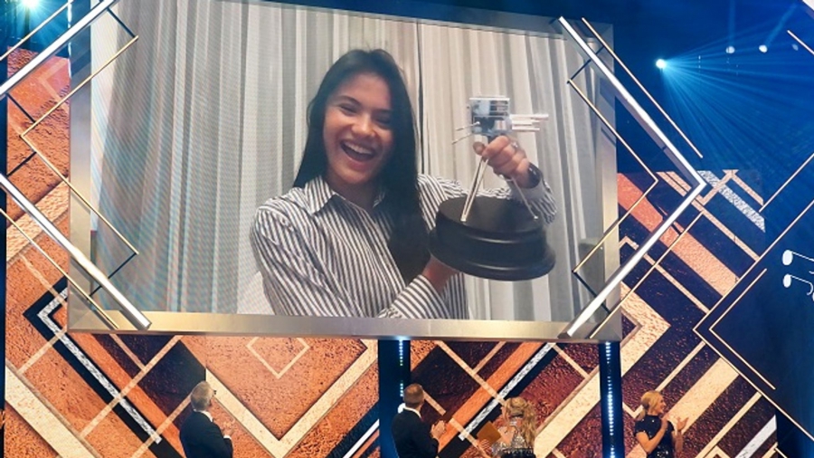 Έμα Ραντουκάνου: Κατέκτησε το βραβείο «BBC αθλητική προσωπικότητα της χρονιάς» και έκανε τον Μάικλ Όουεν να αισθάνεται… παππούς!