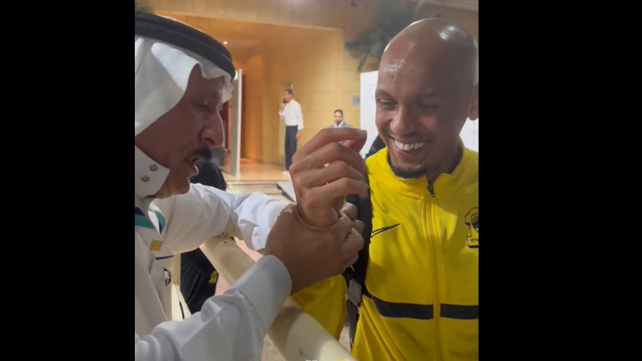 Φίλαθλος της Αλ Ιτιχάντ χάρισε στο Φαμπίνιο Rolex επειδή… έπαιξε καλά! (video)