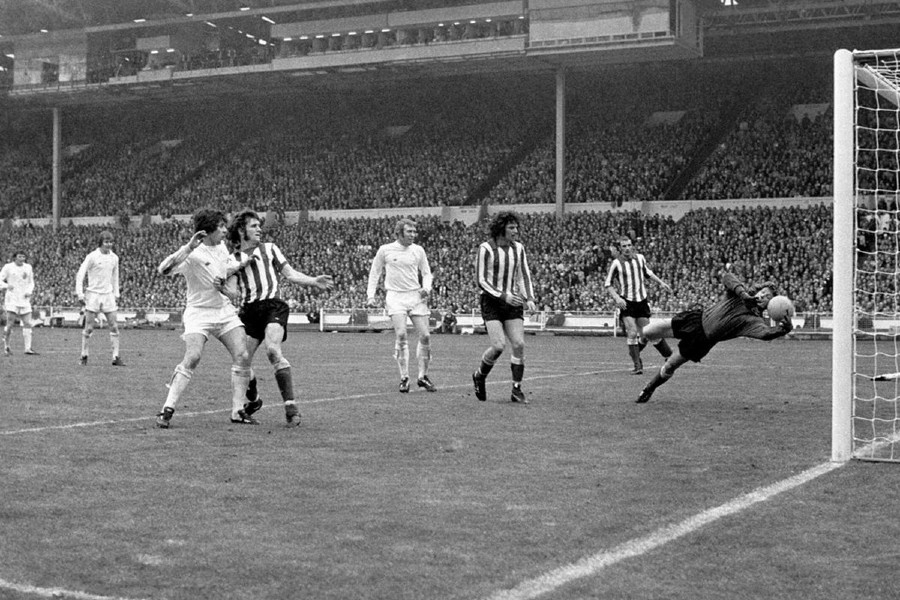 It’s a goal… oh noooo… And Lorimer makes it one each… Goodness me he saved it again! (video)