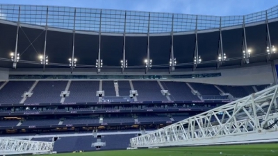 Η οροφή στο γήπεδο της Τότεναμ κουνιέται από τους ανέμους και... ελέγχει την κατάσταση! (video)