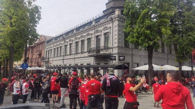 «Κοκκινίζουν» σιγά σιγά οι δρόμοι και οι πλατείες του Κάουνας (video)