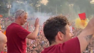 Ρόμα: Αποθέωση Μουρίνιο στην παρέλαση για το Europa Conference League (video)