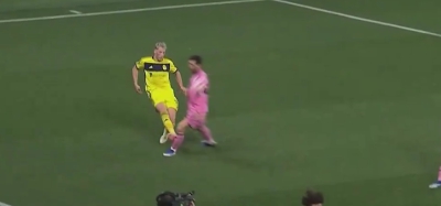 Απέφυγε τα χειρότερα ο Μέσι: Το άτσαλο μαρκάρισμα στον Αργεντίνο και η πτώση του στο έδαφος! (video)