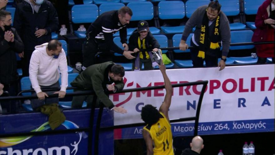 ΑΕΚ - Περιστέρι: Ο Ανγκόλα χάρισε το παπούτσι του σε έναν μικρό φίλο της Ένωσης (video)