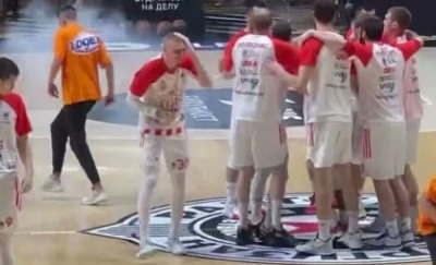 Βροχή αντικειμένων από τους οπαδούς της Παρτιζάν στους παίκτες του Ερυθρού Αστέρα (video)