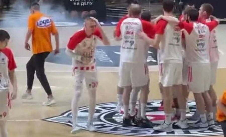 Βροχή αντικειμένων από τους οπαδούς της Παρτιζάν στους παίκτες του Ερυθρού Αστέρα (video)