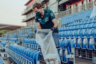 Grand Prix Μεγάλης Βρετανίας: Αξιέπαινη κίνηση από Φέτελ – Βοήθησε τους φιλάθλους να μαζέψουν τα σκουπίδια! (video)