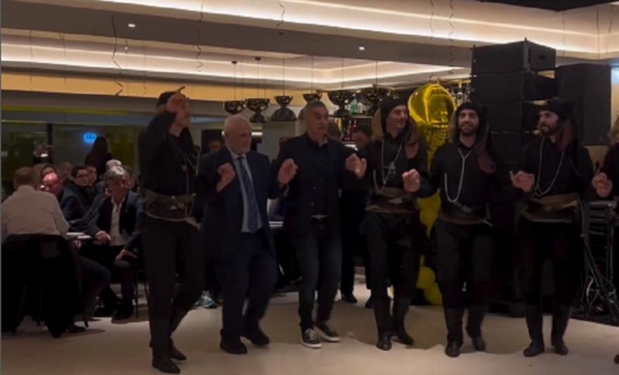 Τα κέφια και οι χοροί του Μελισσανίδη στην κοπή της πίτας των παλαιμάχων της ΑΕΚ! (video)