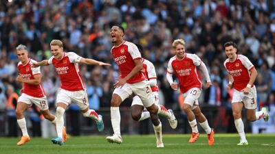 H Άρσεναλ βάζει γκολ από τα... αποδυτήρια στην Betshop!