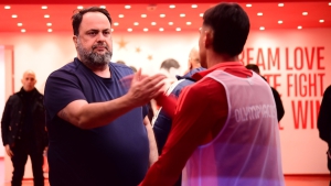 Στο Ρέντη ο Μαρινάκης, μιλάει σε Μεντιλίμπαρ και ποδοσφαιριστές