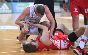 Στα αποδυτήρια του Ολυμπιακού για να μάθει την κατάσταση του Βεζένκοφ ο Μποχωρίδης