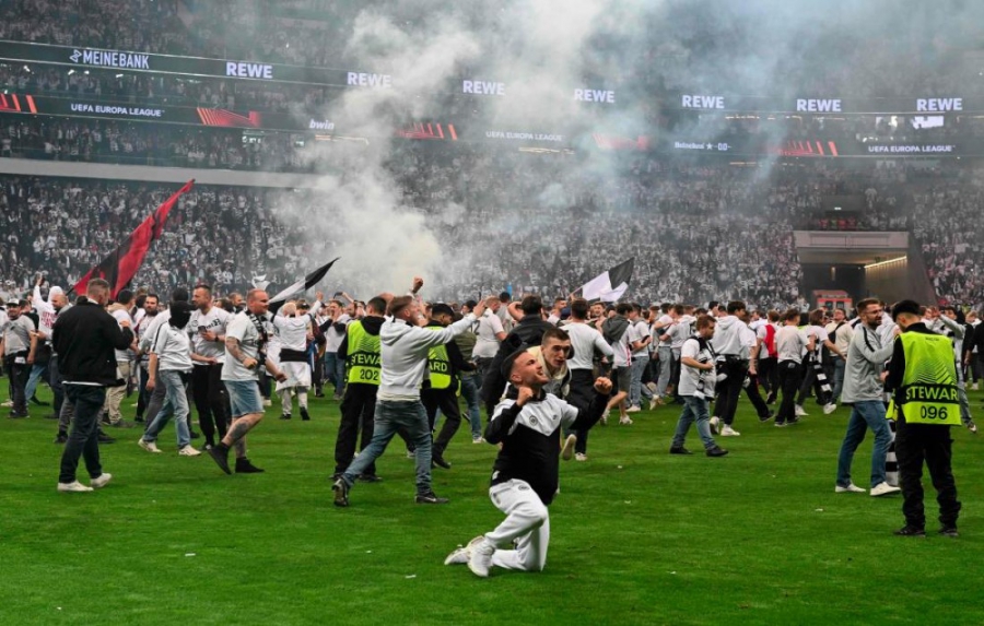 Αϊντραχτ Φρανκφούρτης: Χρηματικό πρόστιμο 80.000 ευρώ για την είσοδο των οπαδών της με τη Γουεστ Χαμ! (video)