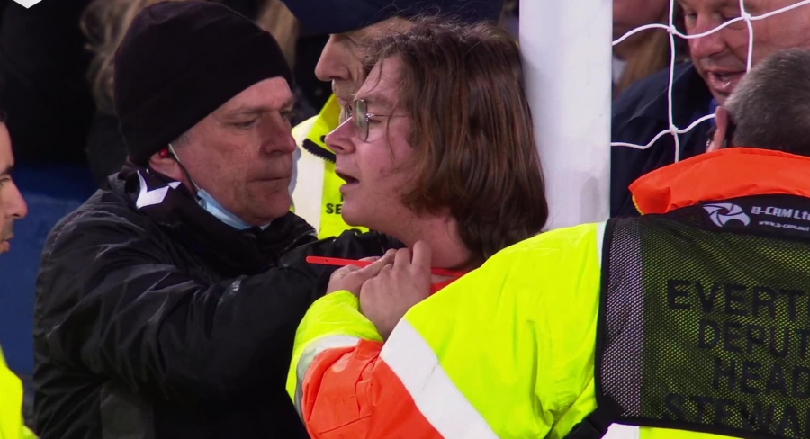 Έβερτον – Νιούκαστλ: Φίλαθλος εισέβαλλε στο γήπεδο και… δέθηκε στο δοκάρι! (video)