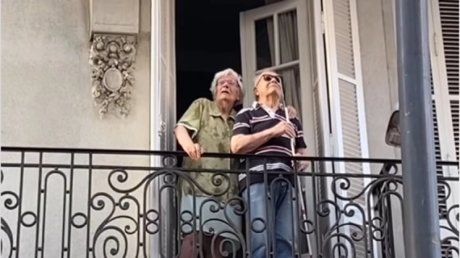 Τρομερό Βίντεο: Τυφλός ηλικιωμένος άνδρας πανηγυρίζει την νίκη της Αργεντινής και οι φίλοι της «αλμπισελέστε» δίνουν το... ρυθμό!