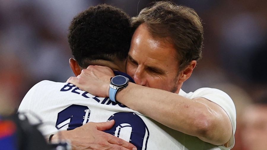 «Άντε και καλή τύχη μάγκες» της Αγγλίας, με έναν Σάουθγκεϊτ που δεν χάνει ευκαιρία να «πυροβολήσει» τα πόδια του