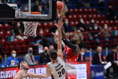 Διπλός Μπέντιλ οδήγησε την Αρμάνι σε νέα νίκη