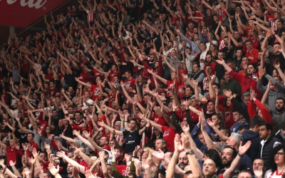 Μετέτρεψαν το Φόρουμ σε... Χάλα Πιονίρ οι οπαδοί του Ερυθρού Αστέρα (video)