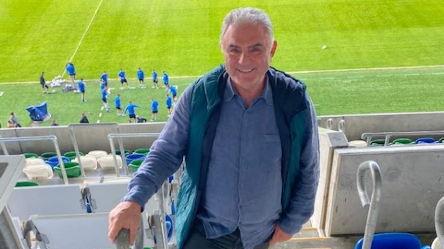 Το BN Sports στα αποδυτήρια του Γουίντσορ Παρκ: Η εικόνα του Τζορτζ Μπεστ, λίγο πριν βγουν στο γήπεδο οι ομάδες! (video)