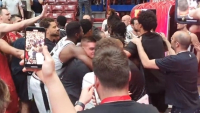 Χάκετ και Τεόντοσιτς όρμησαν σε οπαδό της Αρμάνι (video)