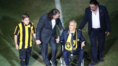 Κώστας Νεστορίδης: Ρίγη συγκίνησης για τον θρύλο της ΑΕΚ στο χορτάρι της OPAP Αρένα! (video)