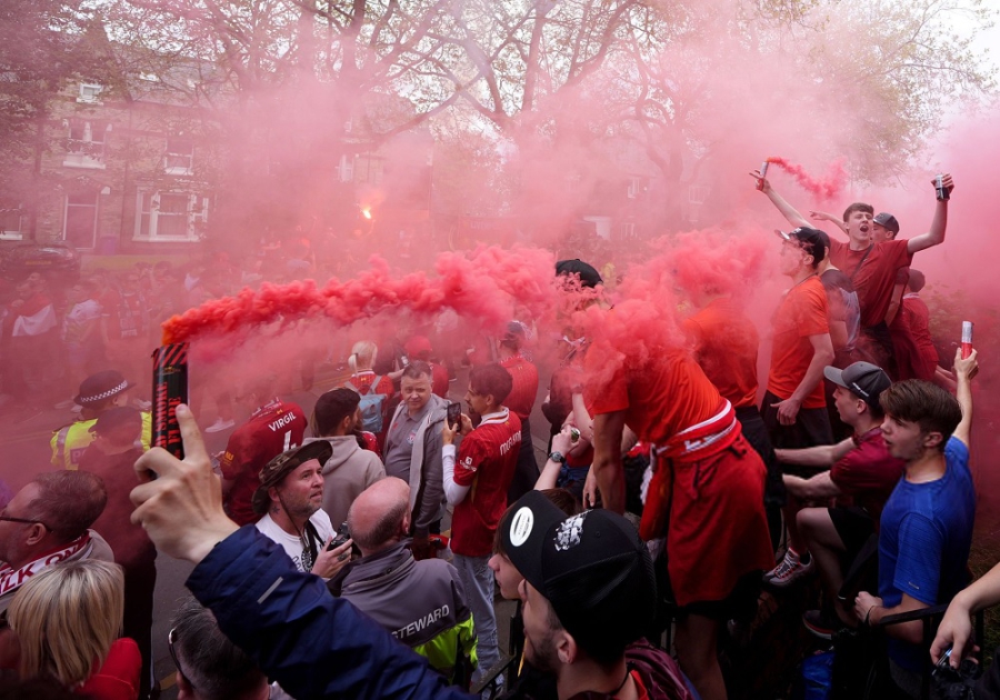 Λαοθάλασσα και τα πάντα κόκκινα στο «Άνφιλντ», λίγο πριν ο ουρανός... «γίνει χρυσός»! (video)