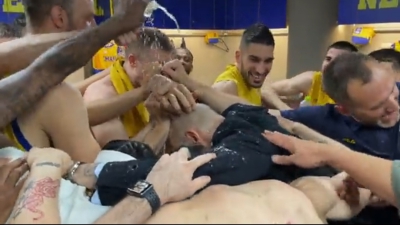 Περιστέρι: Άκουσε ρυθμικά το όνομά του και έπειτα... μπουγελώθηκε ο Βασίλης Σπανούλης στα αποδυτήρια!  (video)