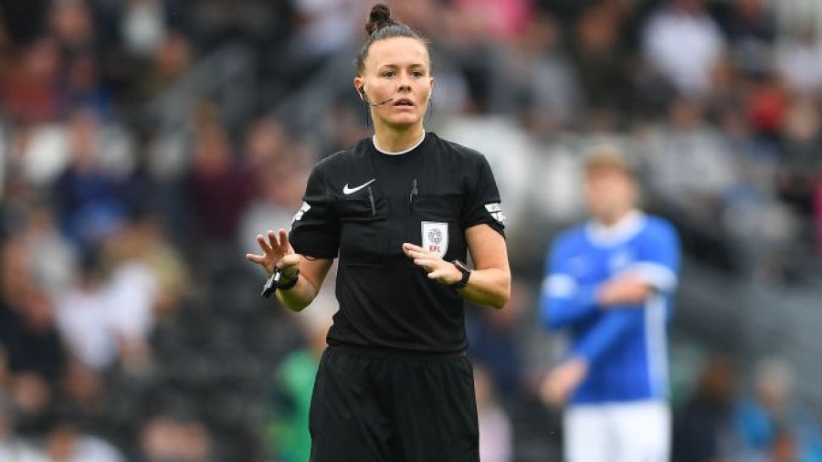 «Γράφει» ιστορία η Ρεμπέκα Γουέλτς: Πρώτη γυναίκα διαιτητής στην Premier League!