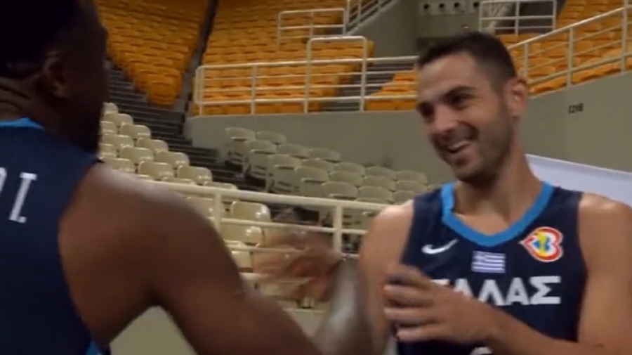 Η παρακάμερα της φωτογράφισης της Εθνικής ομάδας: Τα... πειράγματα του Θανάση στον Παπαπέτρου και το «γαλανόλευκο» φόντο (video)