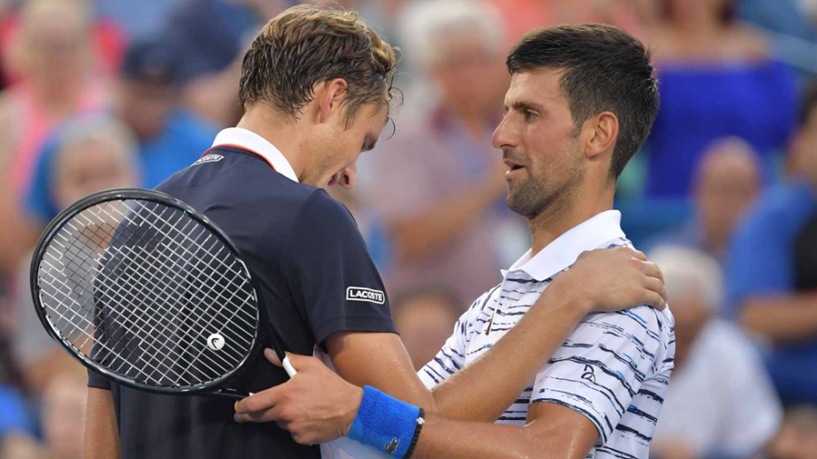 Μεντβέντεφ: «Συμφωνώ με τον Νόβακ, ο εμβολιασμός είναι προσωπική υπόθεση»