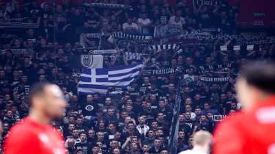 Παρτιζάν - Ολυμπιακός: Ανάμεσα στα ασπρόμαυρα κασκόλ και μια σημαία του ΠΑΟΚ!