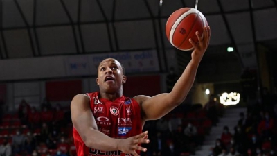 Παραμένει στην Αρμάνι ο Ντέβον Χολ