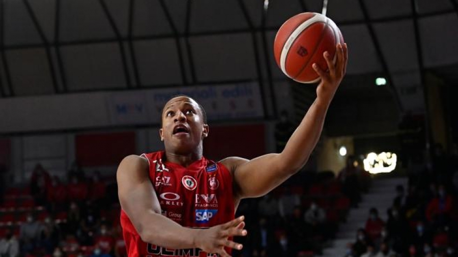 Παραμένει στην Αρμάνι ο Ντέβον Χολ