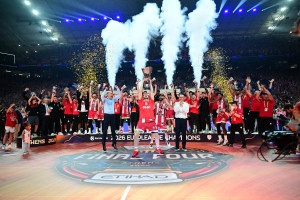 «We are the champions, my friends»: Η μοίρα του πραγματικότητα - Ο Ολυμπιακός σηκώνει το «τιμημένο»!