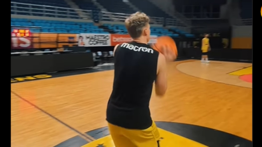 Ο Κουζμίνσκας έγινε… CR7, κέρδισε σε σουτ απ’ το κέντρο τον Νετζήπογλου και έφυγε για τα αποδυτήρια! (video)