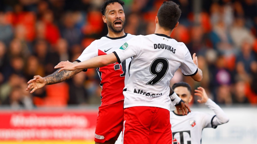 Ασταμάτητος ο Δουβίκας! Οδηγεί την «κούρσα» των σκόρερ στην Ολλανδία (video)