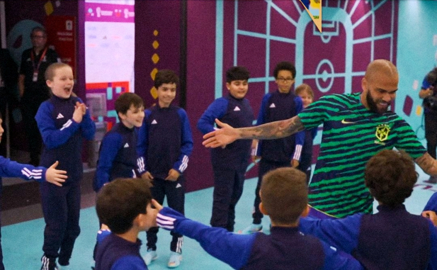 Βραζιλία - Ελβετία: Επίθεση... λατρείας στον Ντάνι Άλβες από μικρούς φίλους πριν την έναρξη του αγώνα (video)