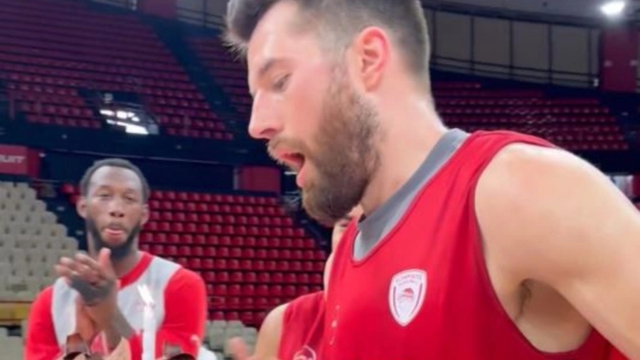 Γενέθλια στο παρκέ ο Πίτερς με τούρτα από τον Ολυμπιακό! (video)