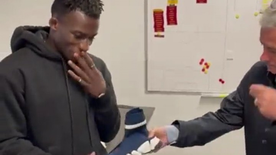 Ο Μουρίνιο κράτησε την υπόσχεση του και αγόρασε παπούτσια στον Φέλιξ! (video)