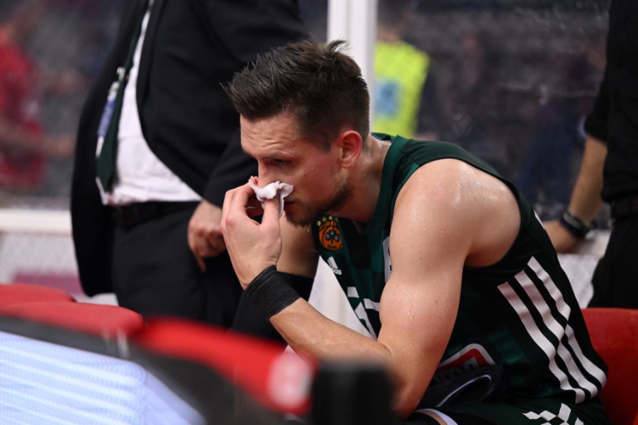 Ο Πονίτκα στα αποδυτήρια με αιμορραγία στη μύτη!