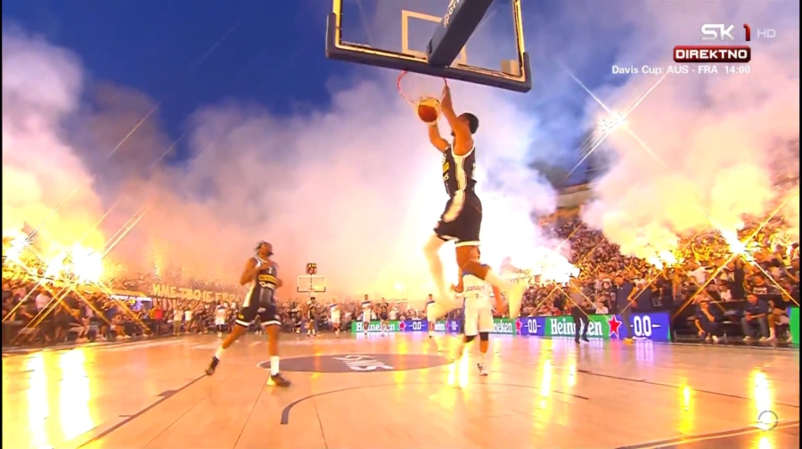 Η νύχτα μέρα από τους οπαδούς της Παρτίζαν σε φιλικό της ομάδας μπάσκετ σε ανοιχτό γήπεδο! (video)