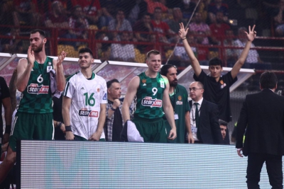 Αφού χαιρέτησε την κερκίδα, πήγε χαμογελαστός στον πάγκο ο Αγραβάνης! (video)