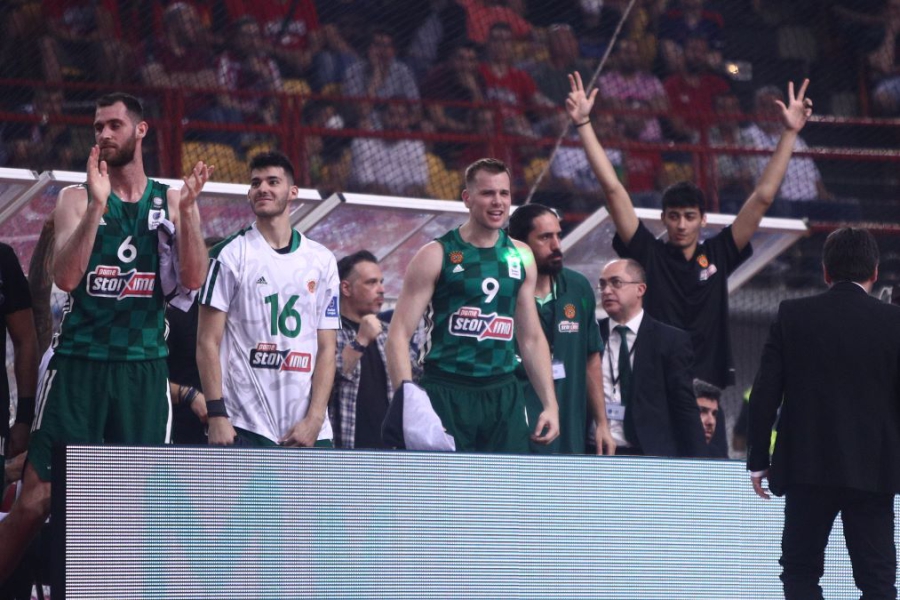 Αφού χαιρέτησε την κερκίδα, πήγε χαμογελαστός στον πάγκο ο Αγραβάνης! (video)