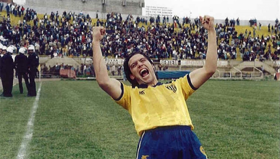 Ο Στράτος Τζώρτζογλου φορά τη «Φανέλα με το 9» και οι οπαδοί της ΑΕΚ τον «υποδέχονται» στη Νέα Φιλαδέλφεια! (video)