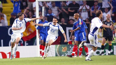 Euro 2004: Η φοβερή ντρίμπλα του Ζαγοράκη, η κεφαλιά του Χαριστέα που «πάγωσε» την Γαλλία και… η Ελλάδα στα ημιτελικά! (video)