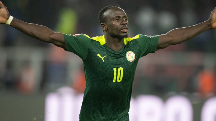 Σαντιό Μανέ: Δώρισε εκατοντάδες φανέλες του σε παιδιά από το χωριό του