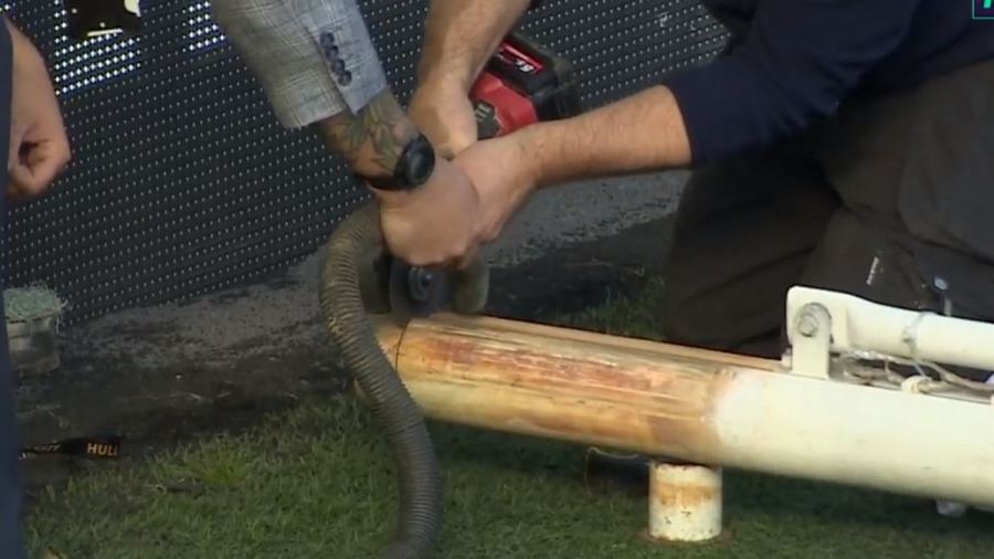 Καθυστέρηση στην αναμέτρηση Χαλ – Μπέρμιγχαμ γιατί η μια εστία χρειάστηκε… κόψιμο! (video)