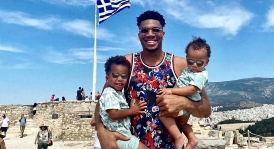 Τρομερός Γιάννης παίζει μπάσκετ με τα παιδιά του: «Εμείς οι τρεις κόντρα σε Τζόρνταν, Μάτζικ και Σακ, θα το ρισκάρω»