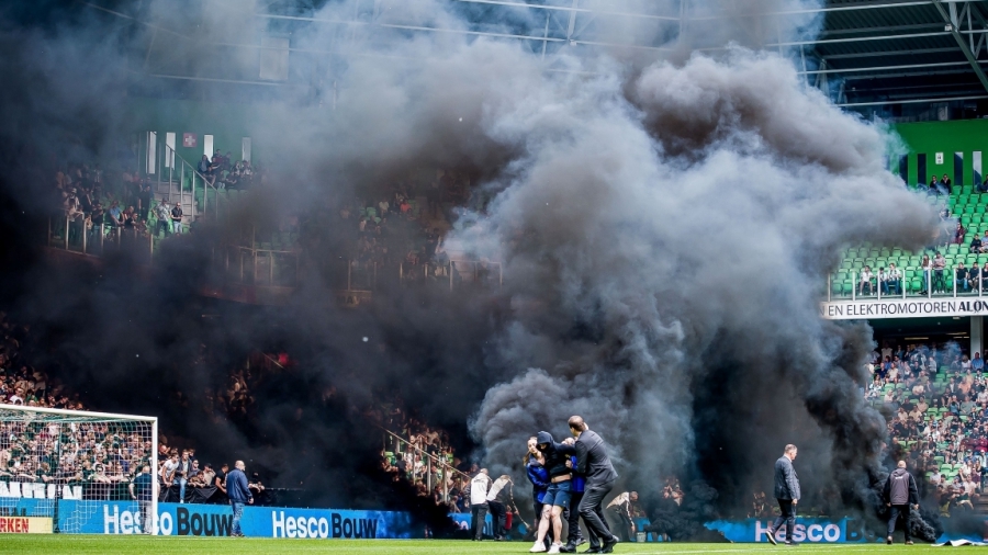 Ρίψη μαύρων καπνογόνων και οριστική διακοπή στο Γκρόνινγκεν - Άγιαξ! (video)