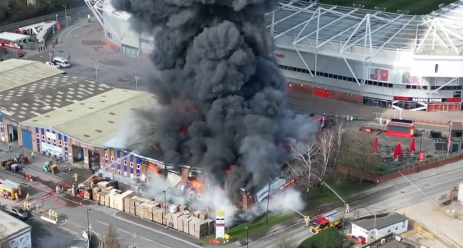 Μεγάλη φωτιά ξέσπασε έξω από το γήπεδο της Σαουθάμπτον!